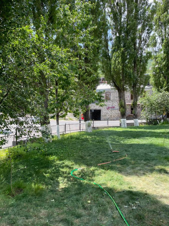 Yolyans Hotel Goris Exterior photo